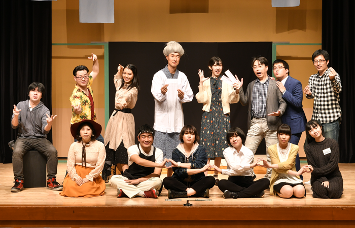 第28回公演『 荒ぶる商店街 』集合写真（01/60） 写真撮影 ： 山村厳