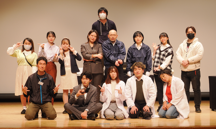 第30回公演『 ニュータイプ 』集合写真（01/60） 写真撮影 ： 山村厳